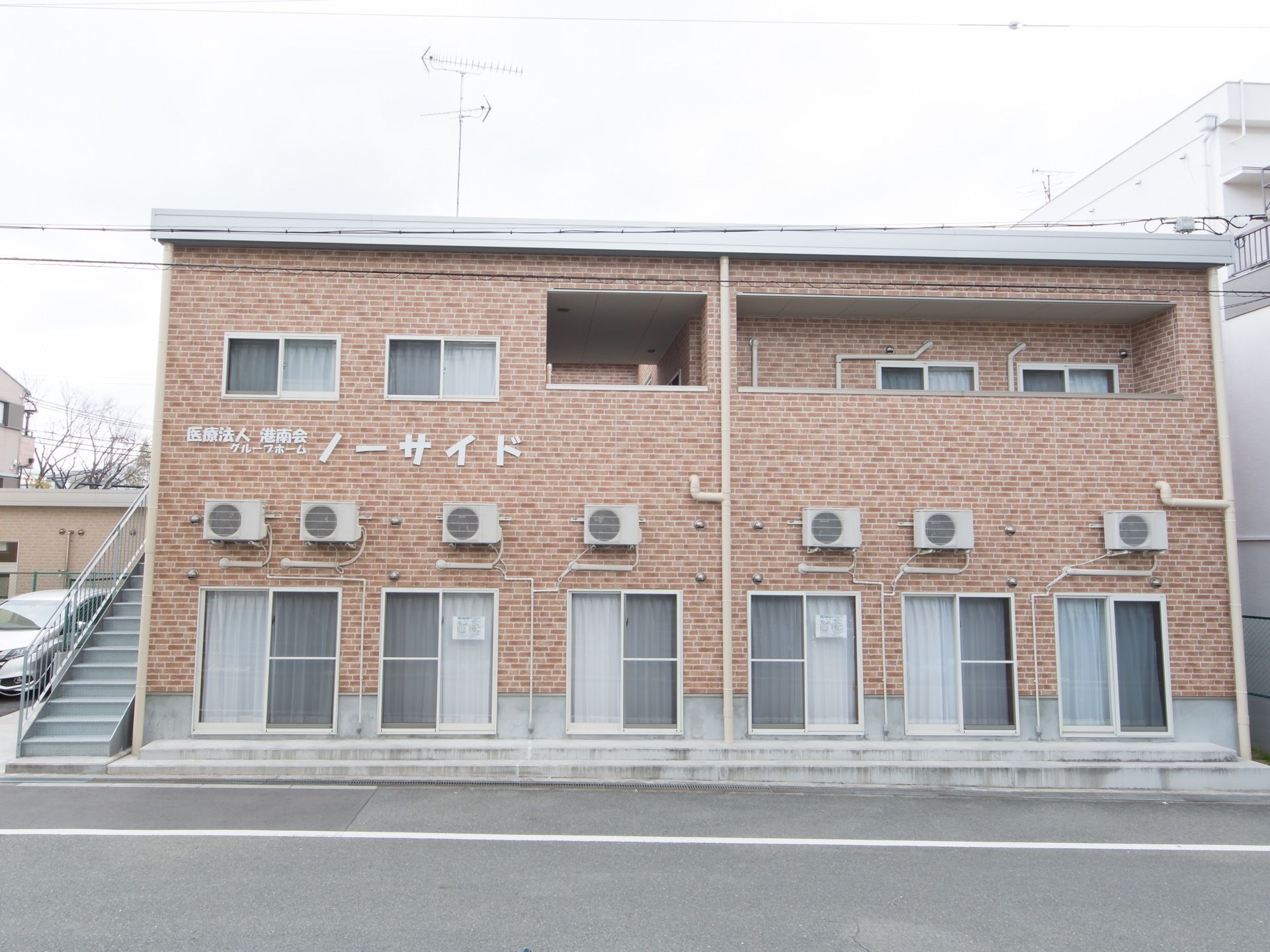 施設は道路沿いに立地していて、日当たりは良好。レンガ調の外装が親しみやすく、明るい印象になっている。