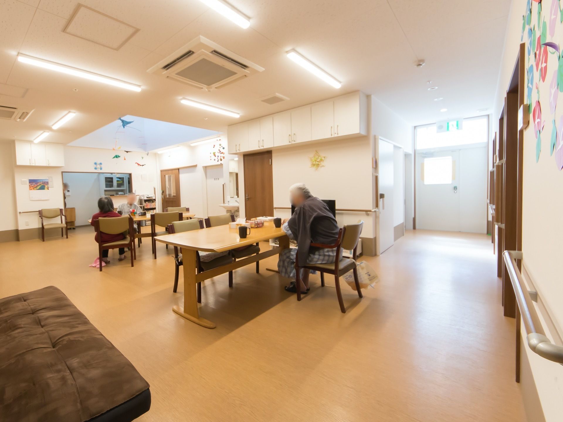 食堂の天井の一部は吹き抜けになっていて、自然光を室内に取り込める。テーブルは距離をあけて配置し、ゆったり過ごせるようにしてある。