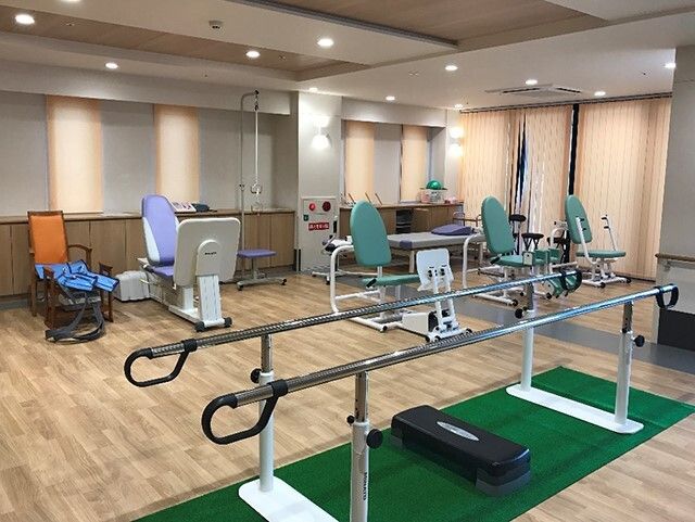 歩行器具やトレーニング機器が並べられている施設内のトレーニングスペース