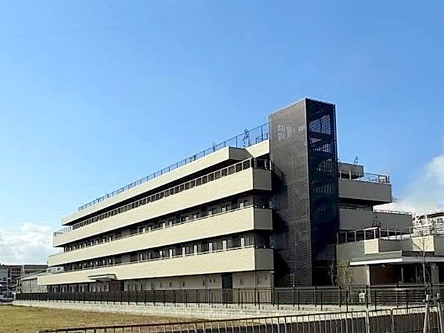 鉄骨造の建物の外観。グループホーム 利倉清豊苑の全景写真