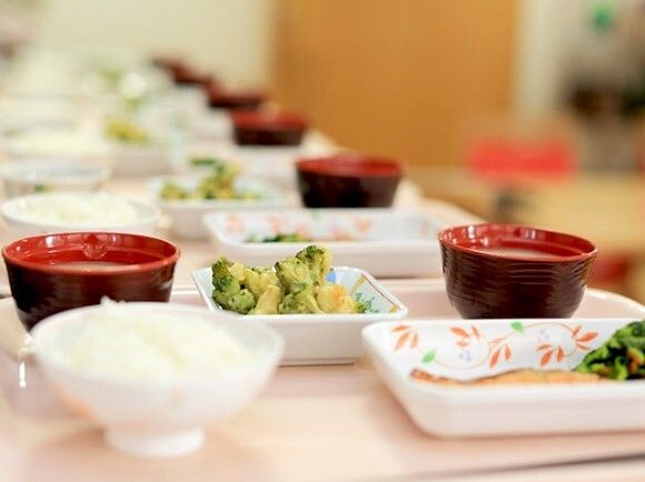 数種類のおかずとみそ汁、ご飯が載っている配膳スペースの写真