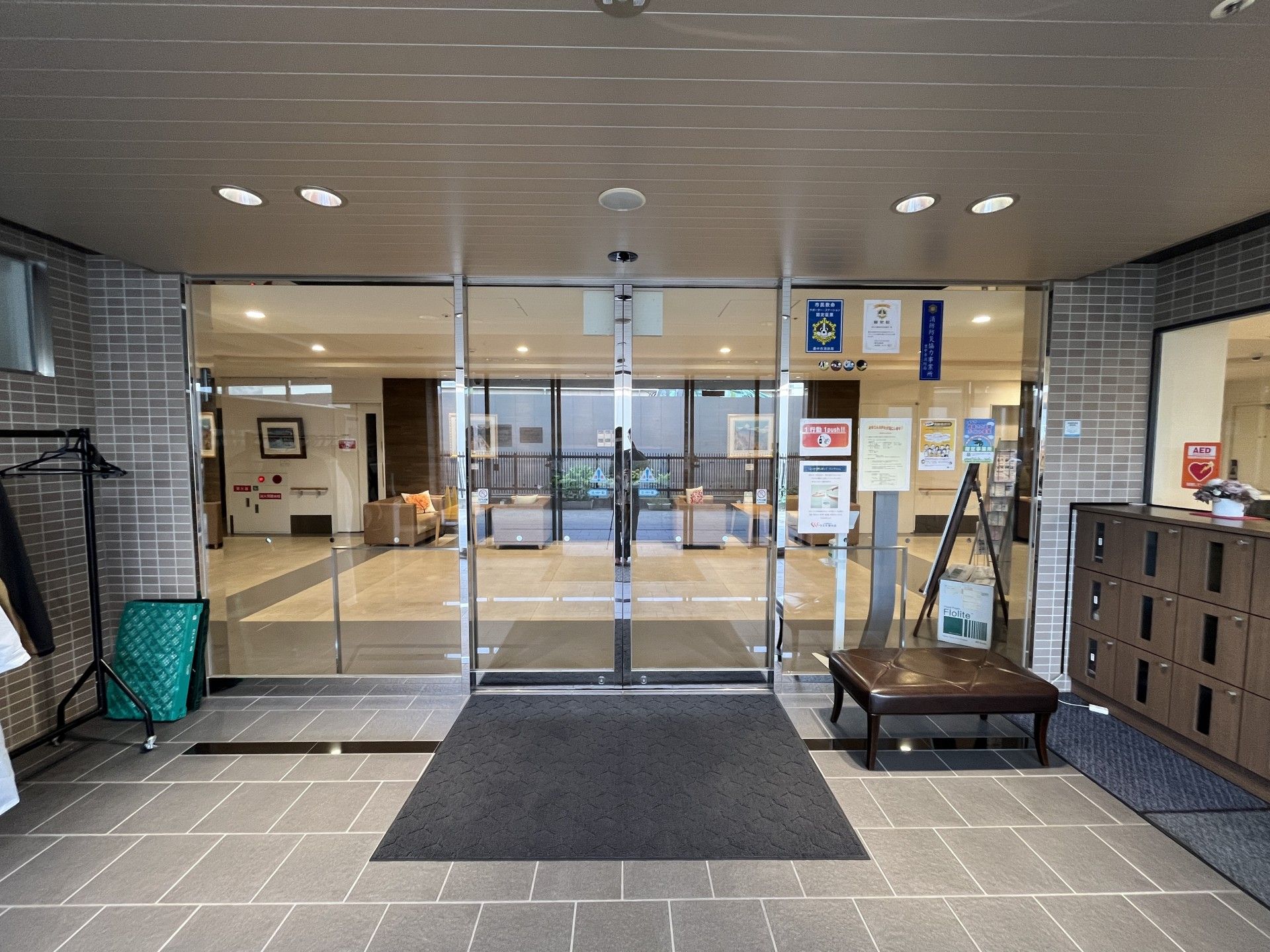 ガラス扉のエントランス