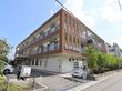 駐車場を完備した施設外観