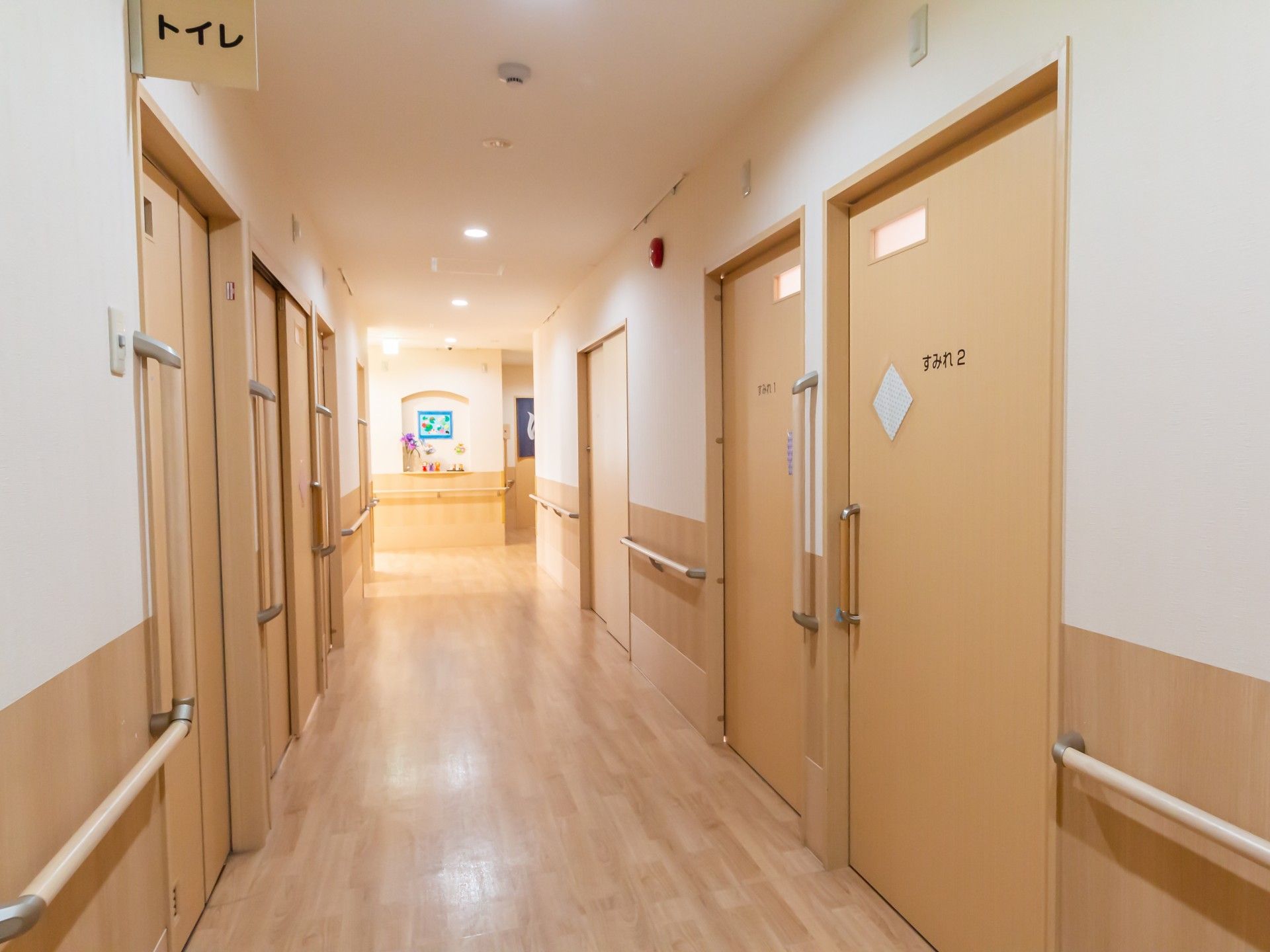 手すりが設置された廊下