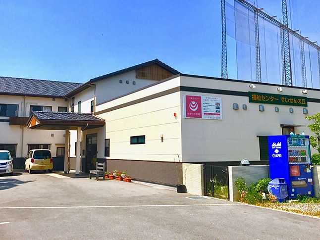 ２階建ての建物は瓦屋根でアットホームな雰囲気。ホームの玄関には車寄せが付き、敷地内には自動販売機もある。