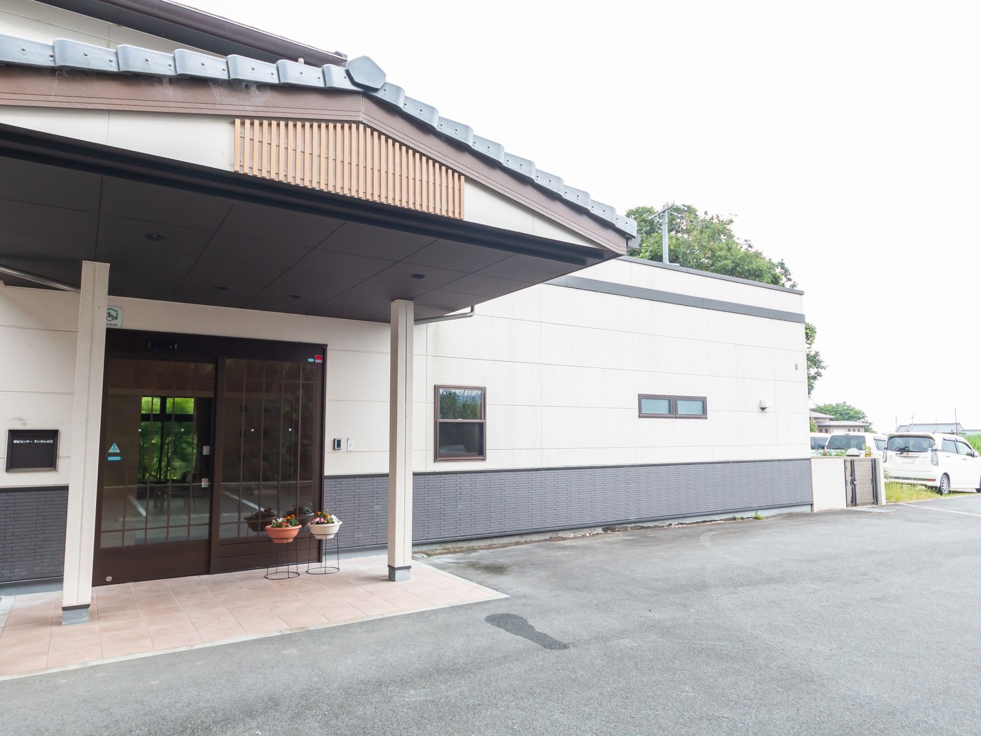 出入口に屋根を設けたエントランス