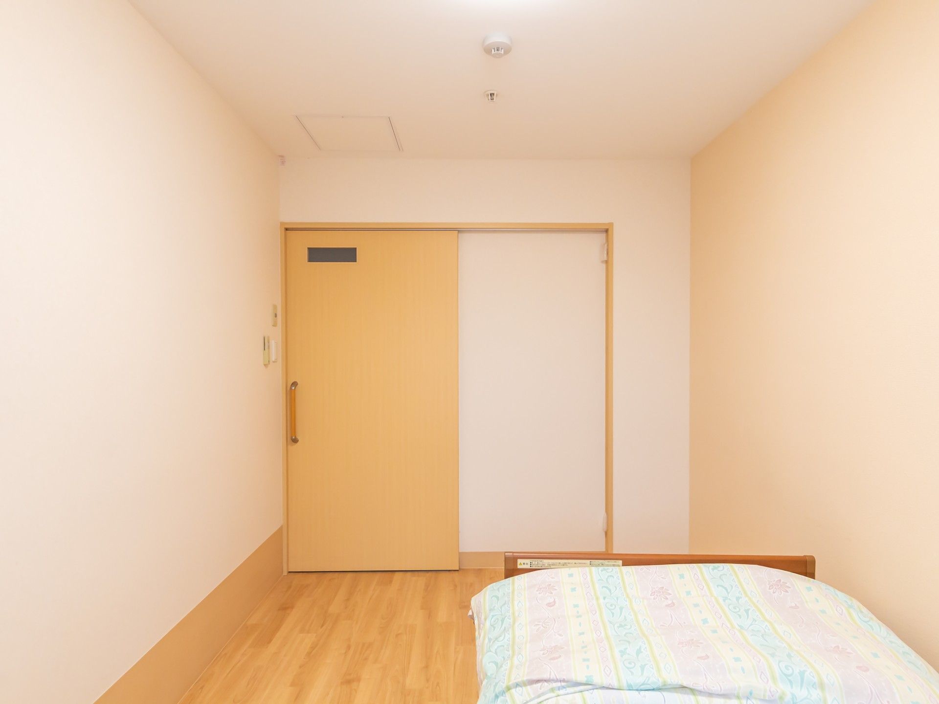 スライド式のドアが設置された居室