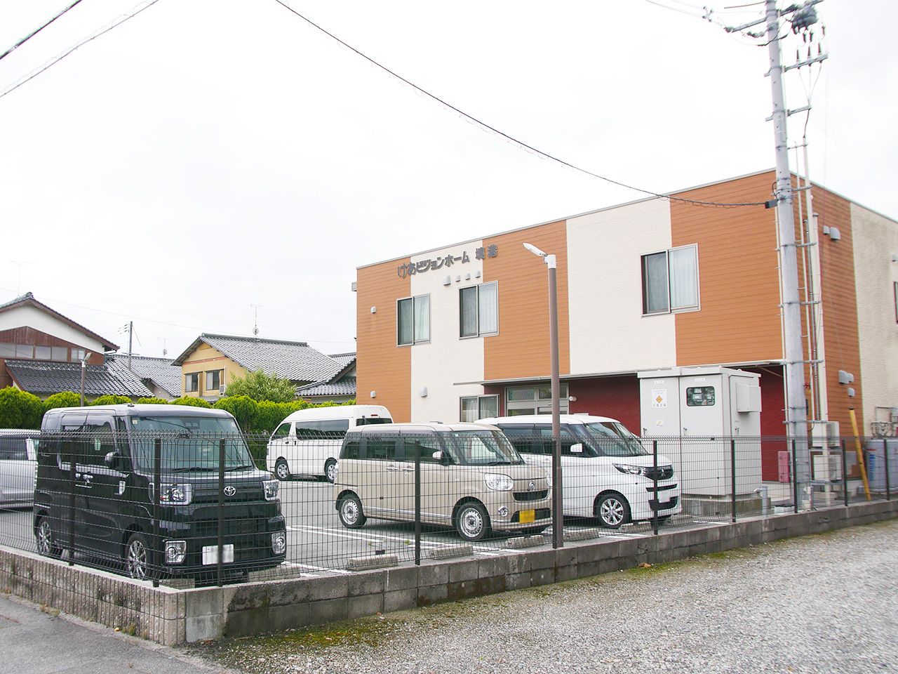 ゆったりとした駐車場のある建物