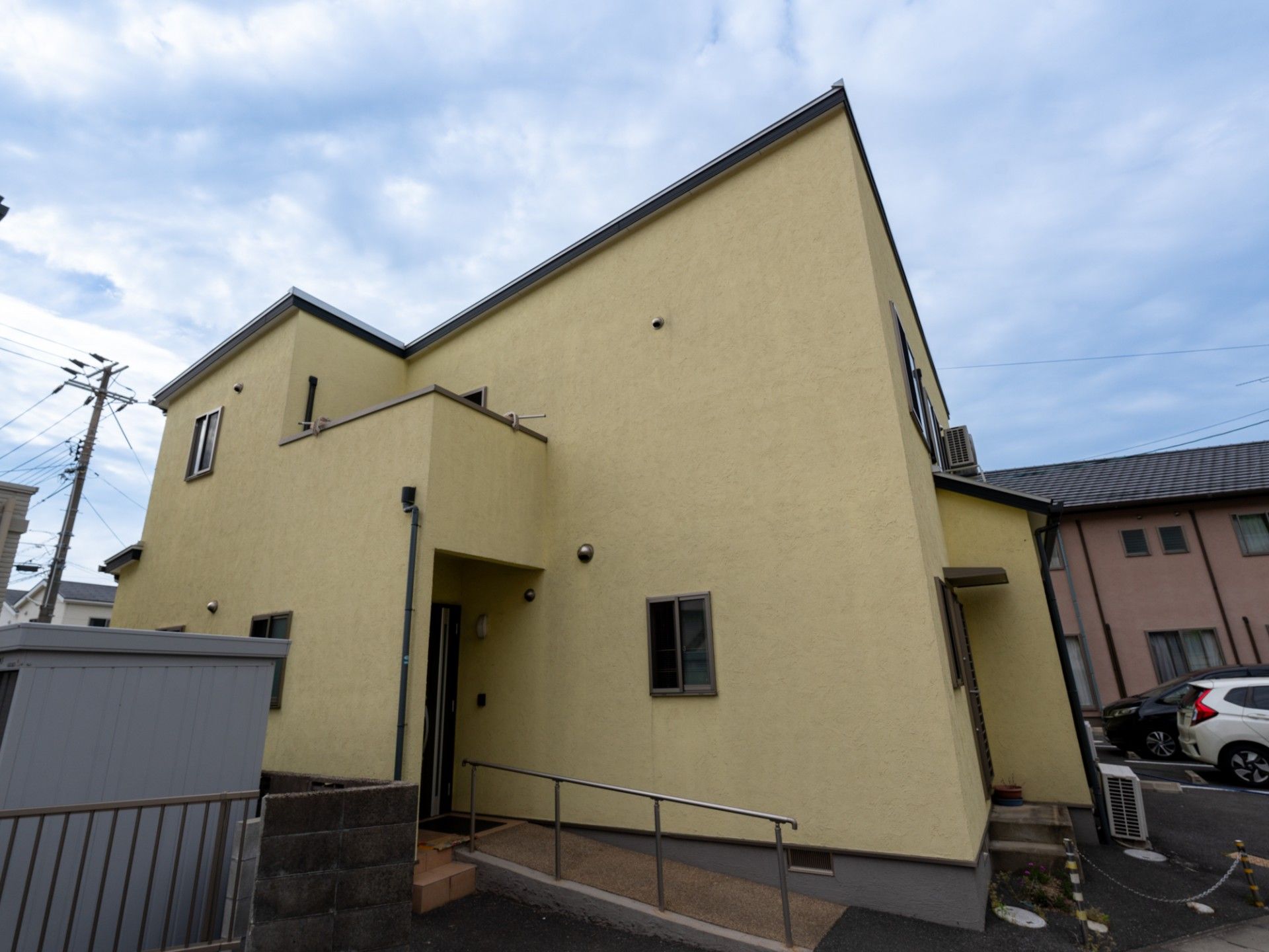 落ち着いた色合いの建物外観