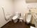 洋式トイレと男性用トイレの設置された個室