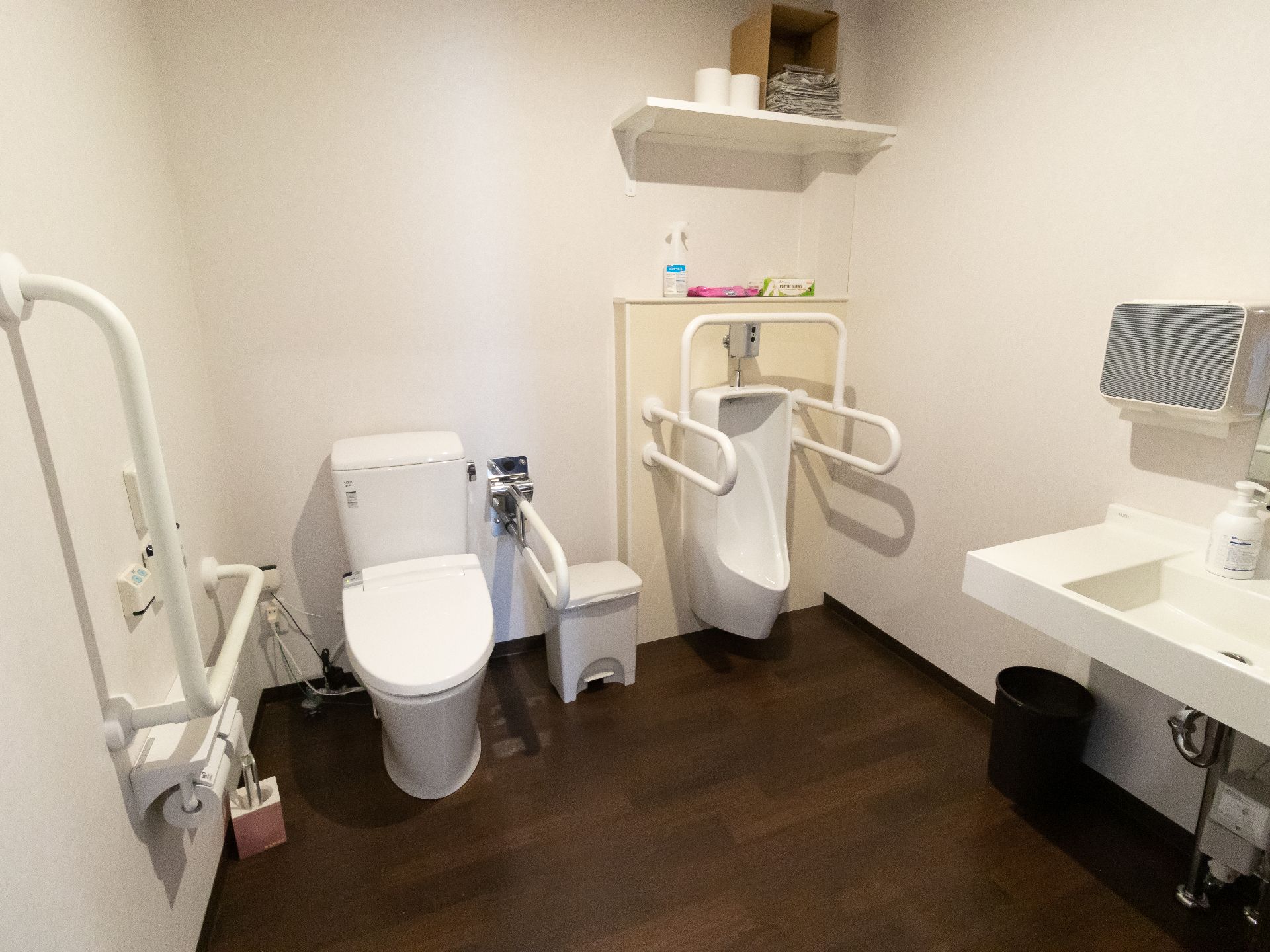 洋式トイレ、男性用トイレ、洗面台を設置した個室