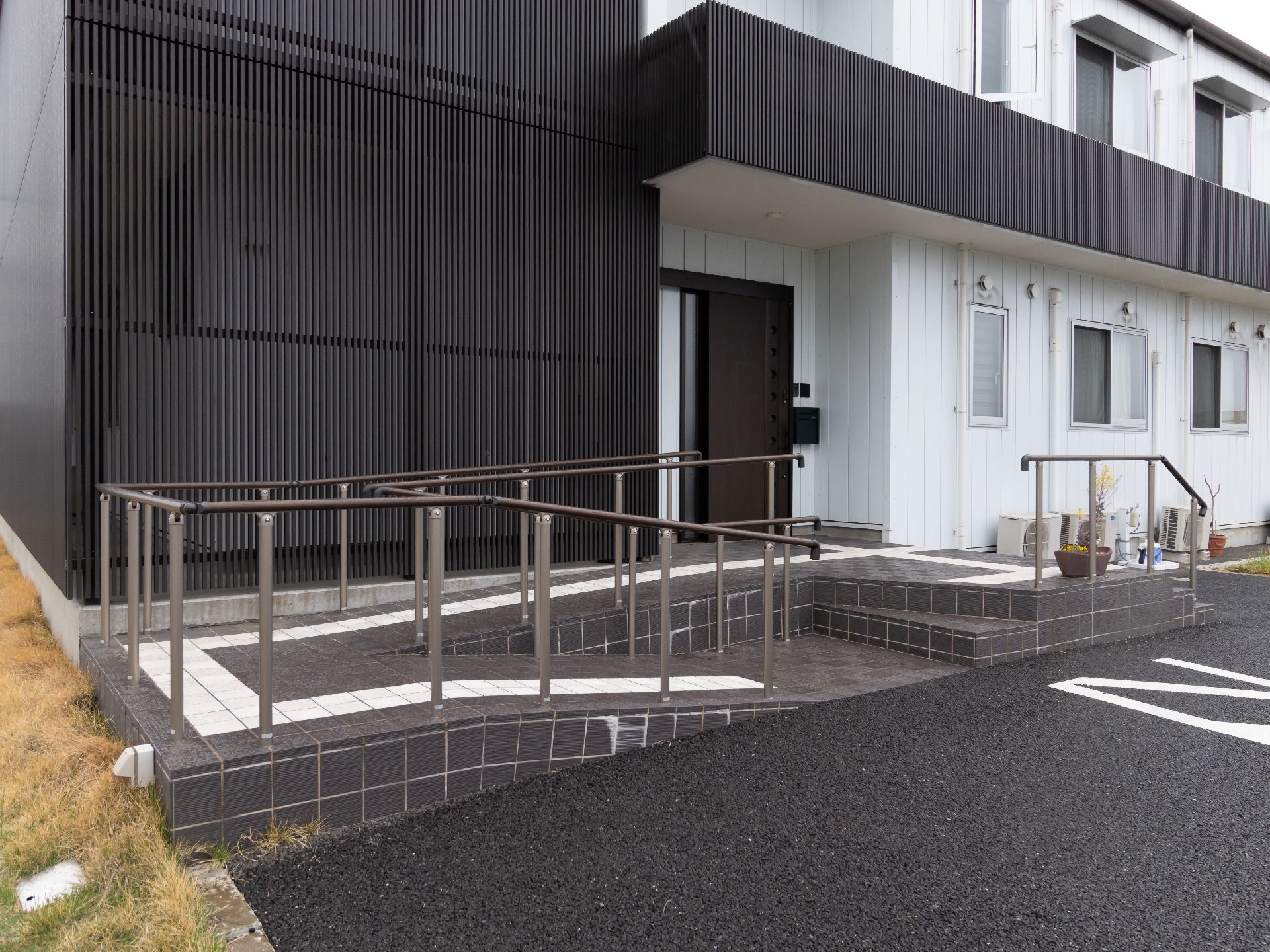 階段とスロープが設置された玄関