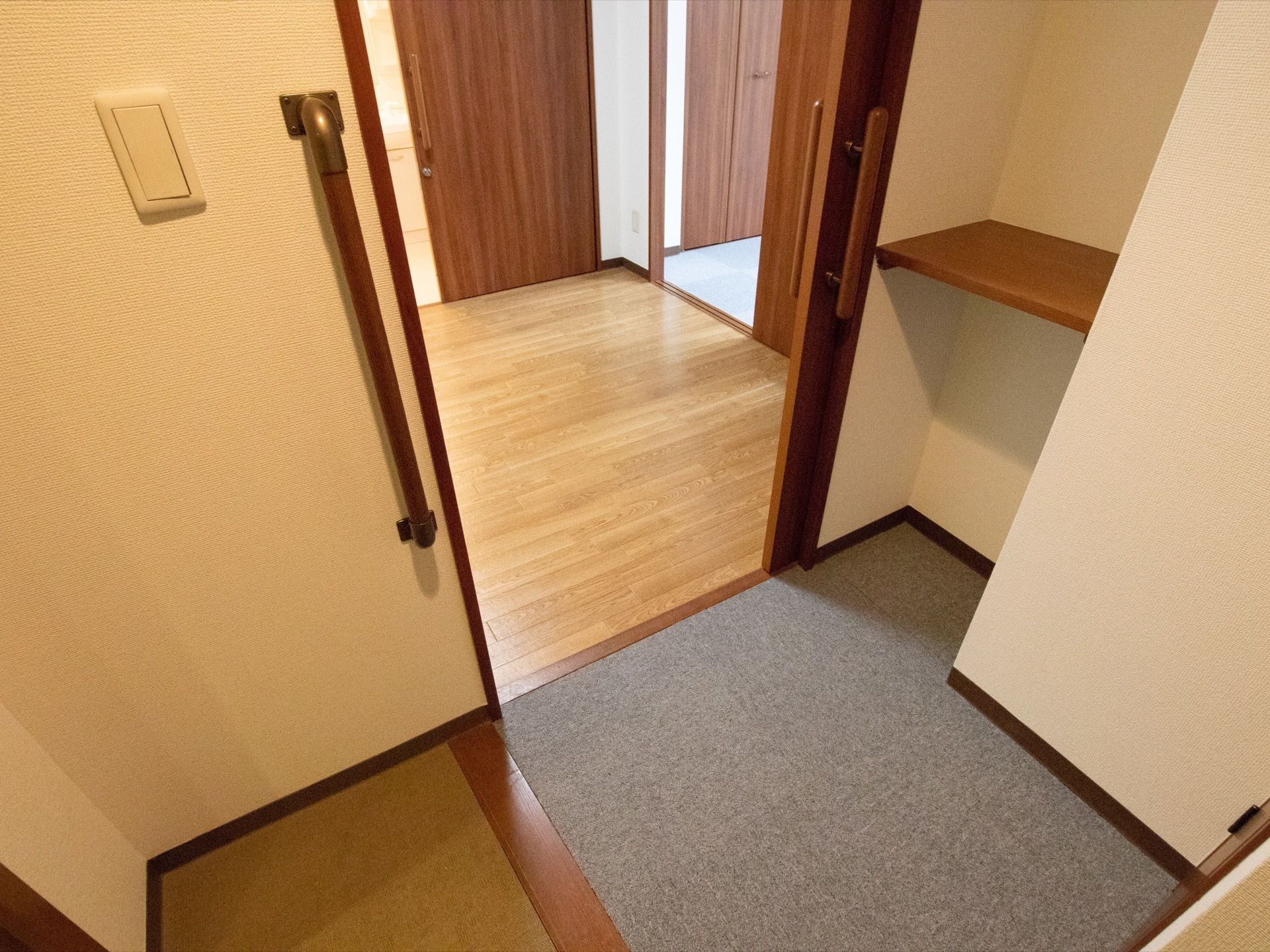 扉は引き戸式になっている。収納力抜群のクローゼットには棚も備わっているのでちょっとした小物を置くスペースとしても利用できる。