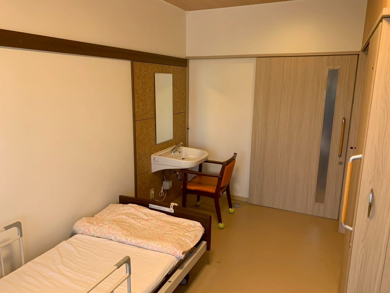 シンプルな個室の一角