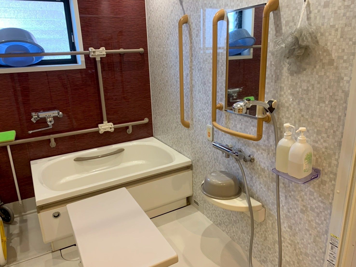 手すり付きの浴室