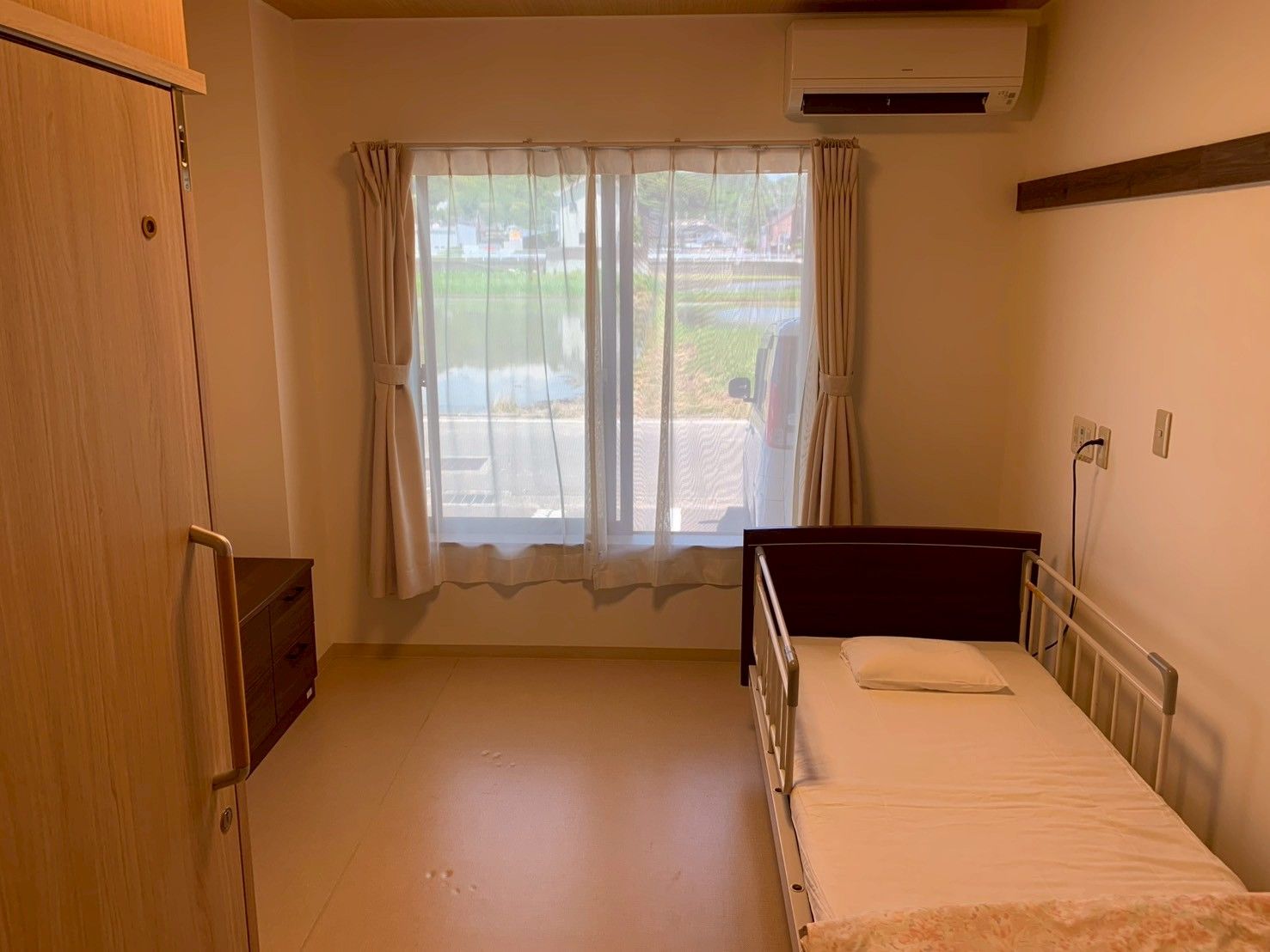 窓際のベッドと家具