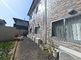 日当たりの良い庭の通路