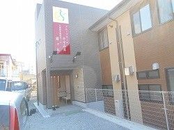 入口が広い施設正面