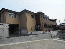 ゆったりとした外観の建物