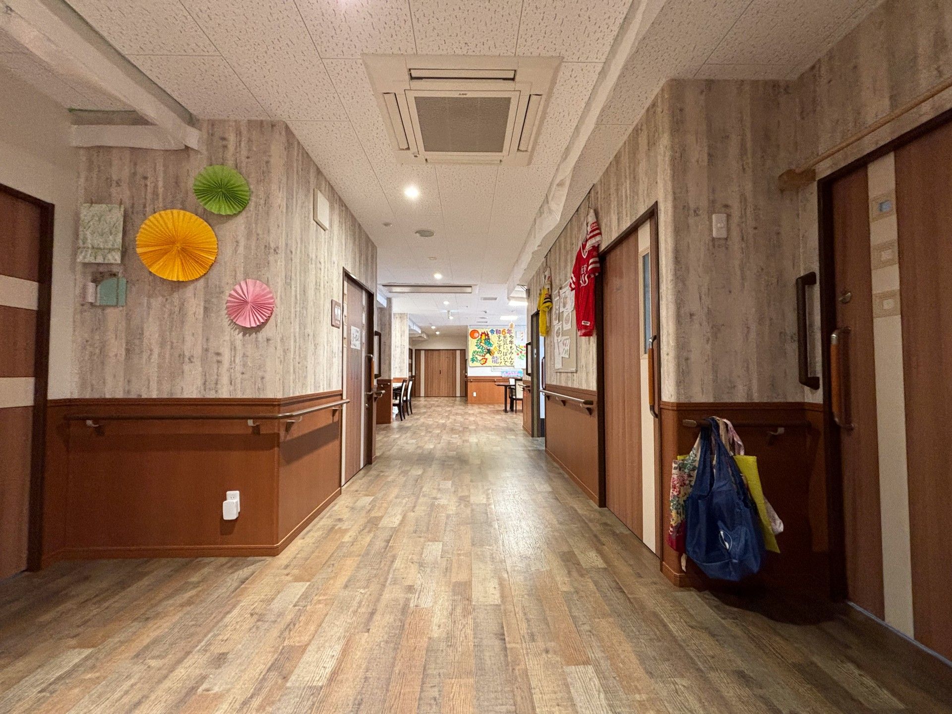 明るい廊下の風景
