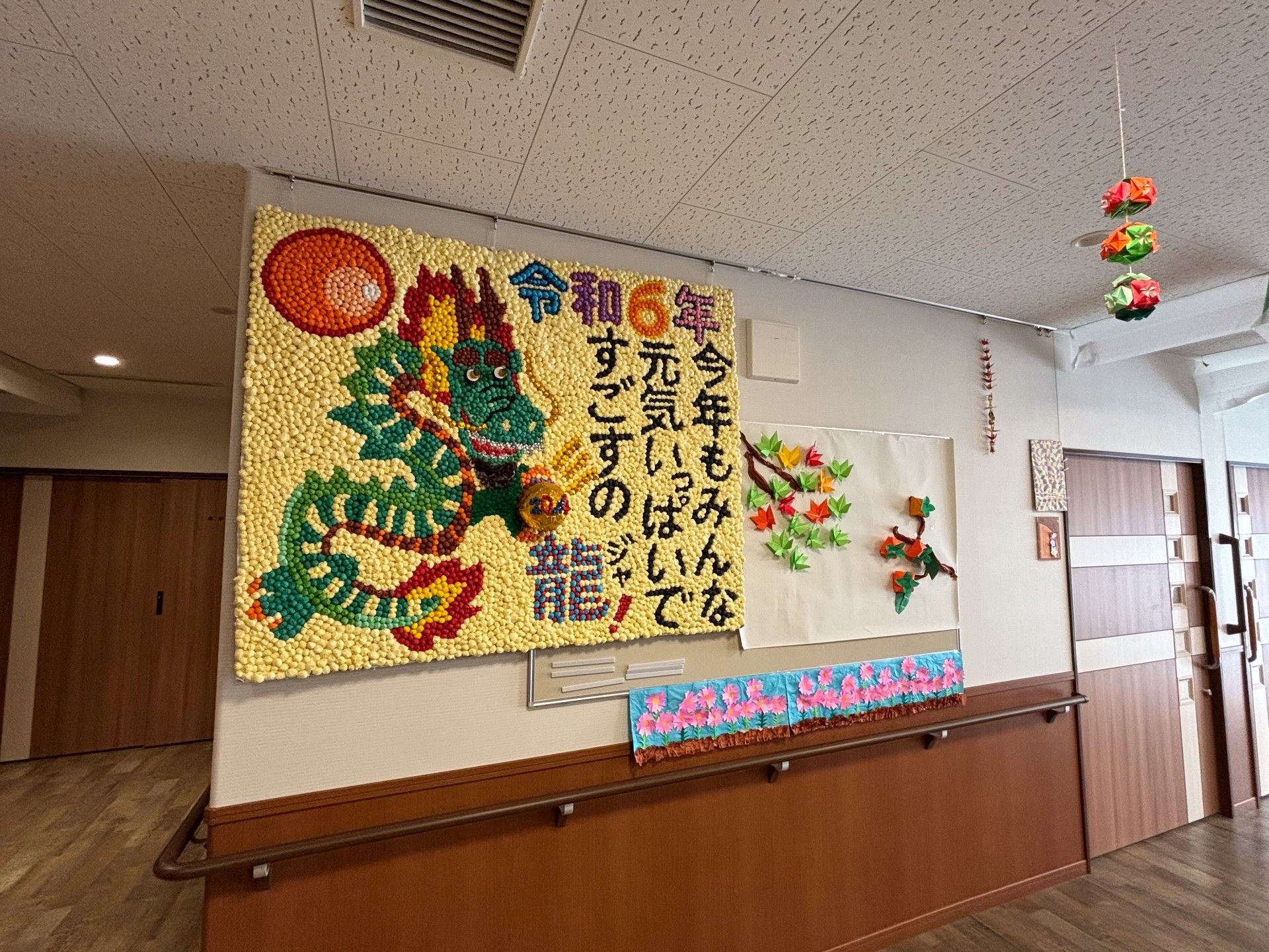 彩り豊かな壁飾りの空間