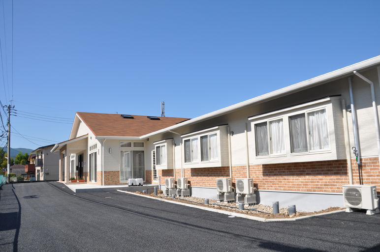 明るい外観の施設