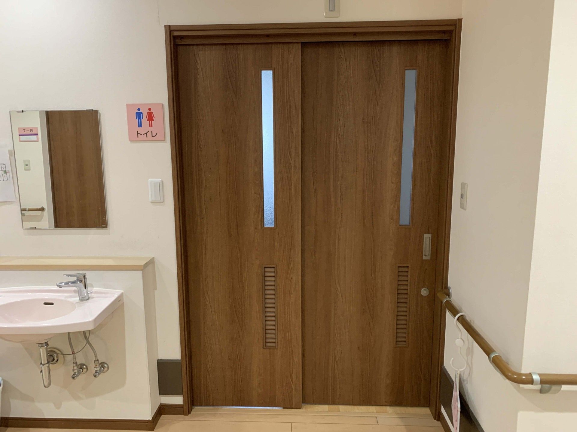 手洗い場とトイレの扉