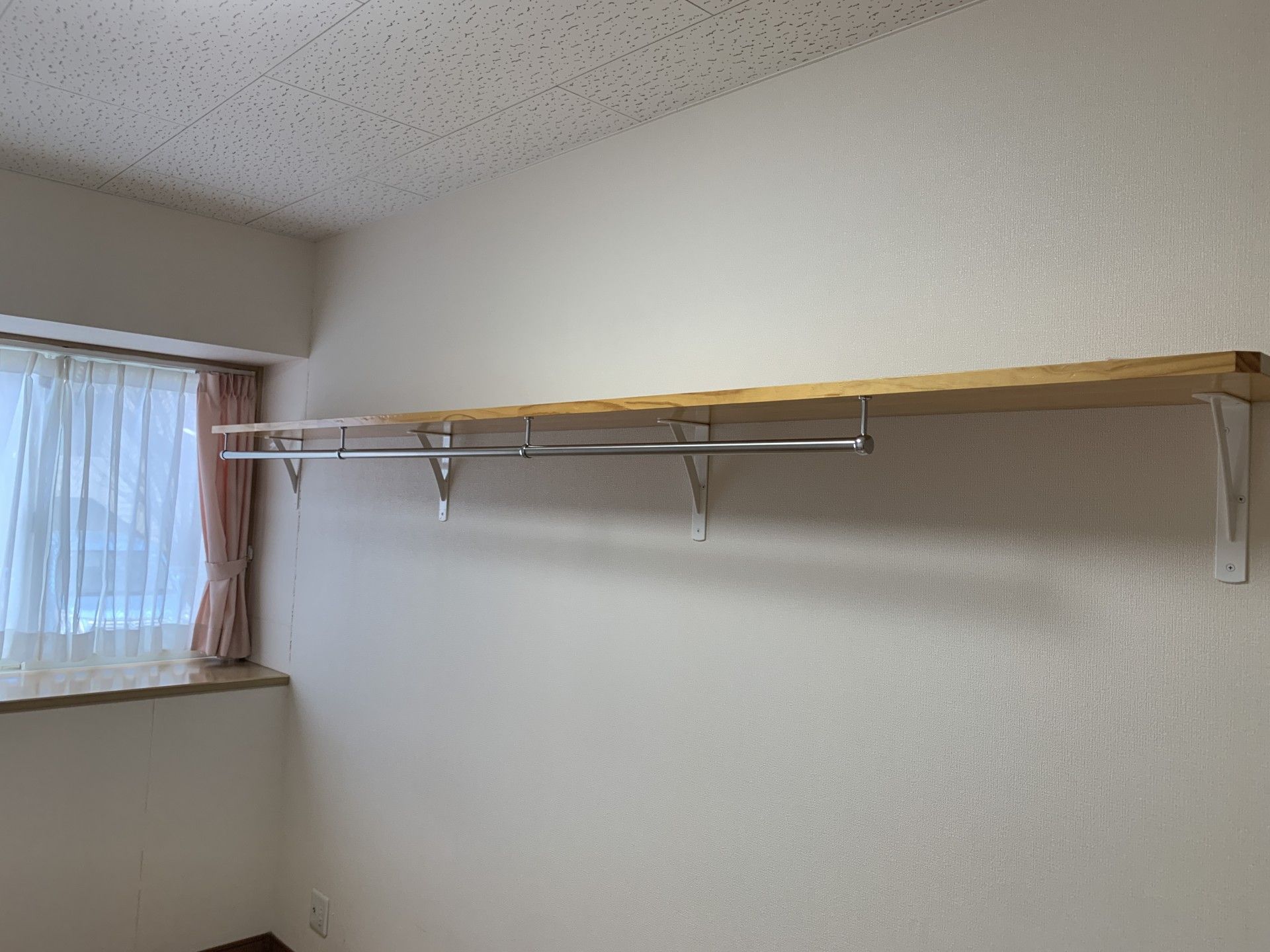 窓際の棚とカーテン