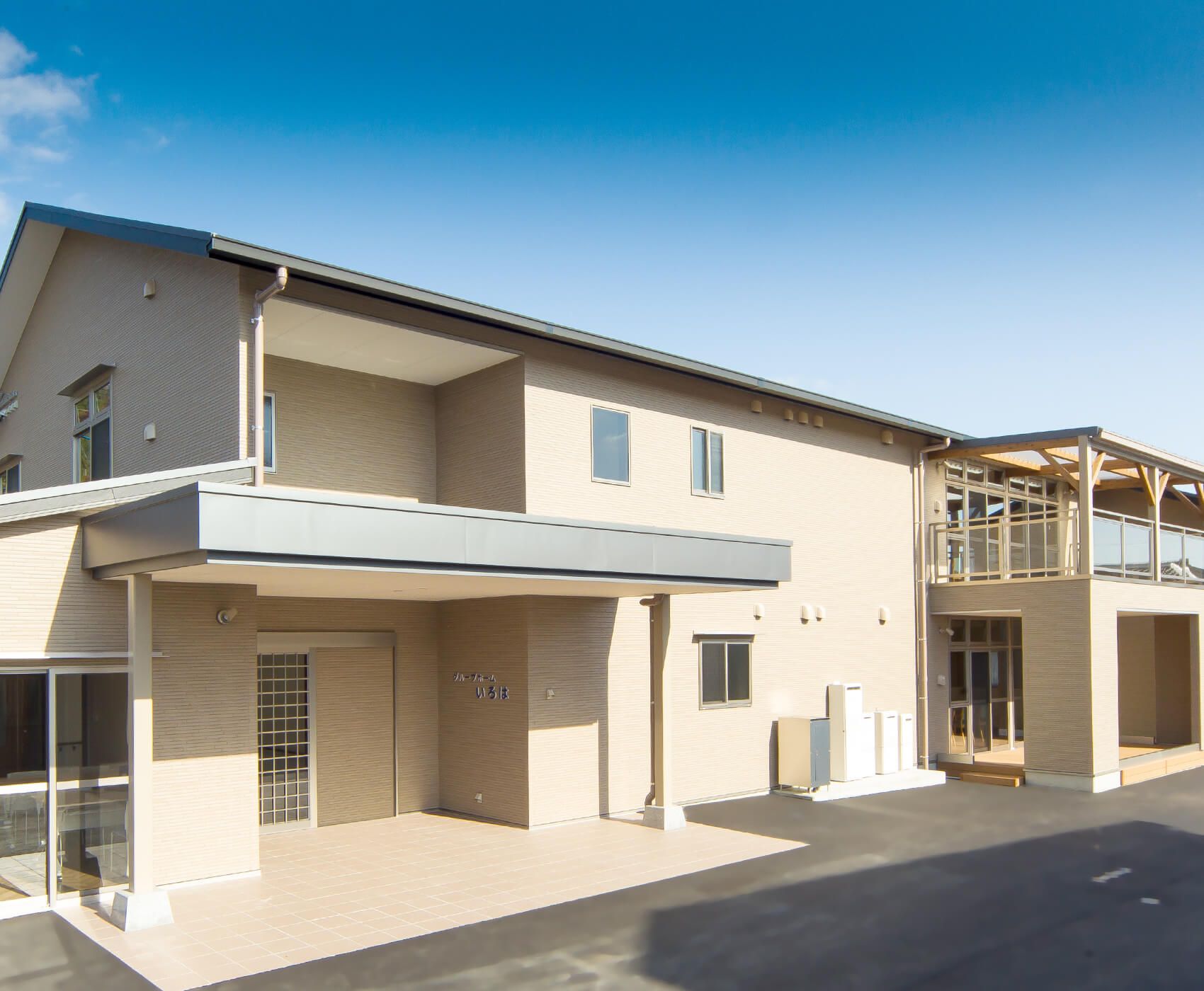 広々とした建物の外観