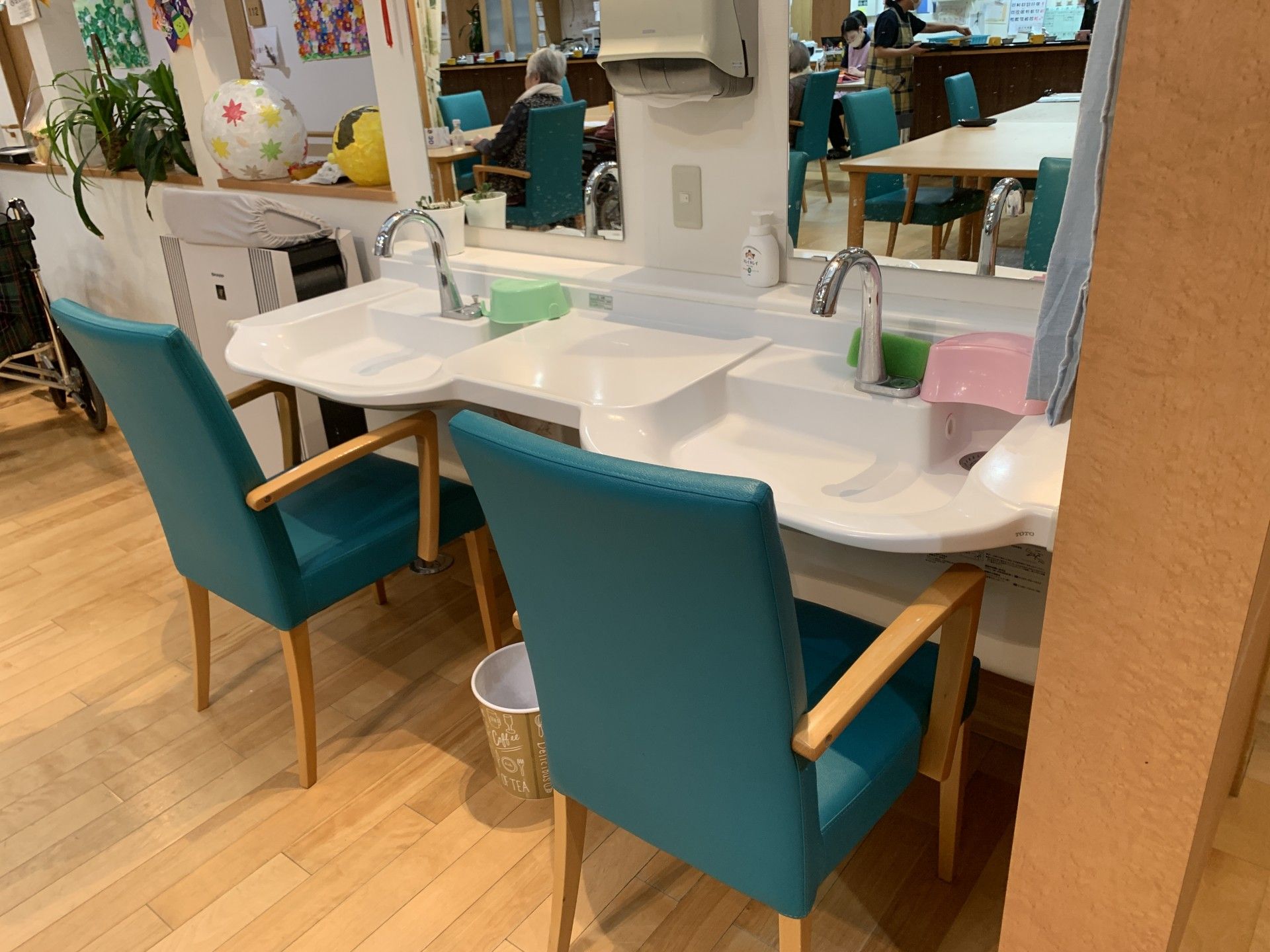 洗面台と椅子のある空間