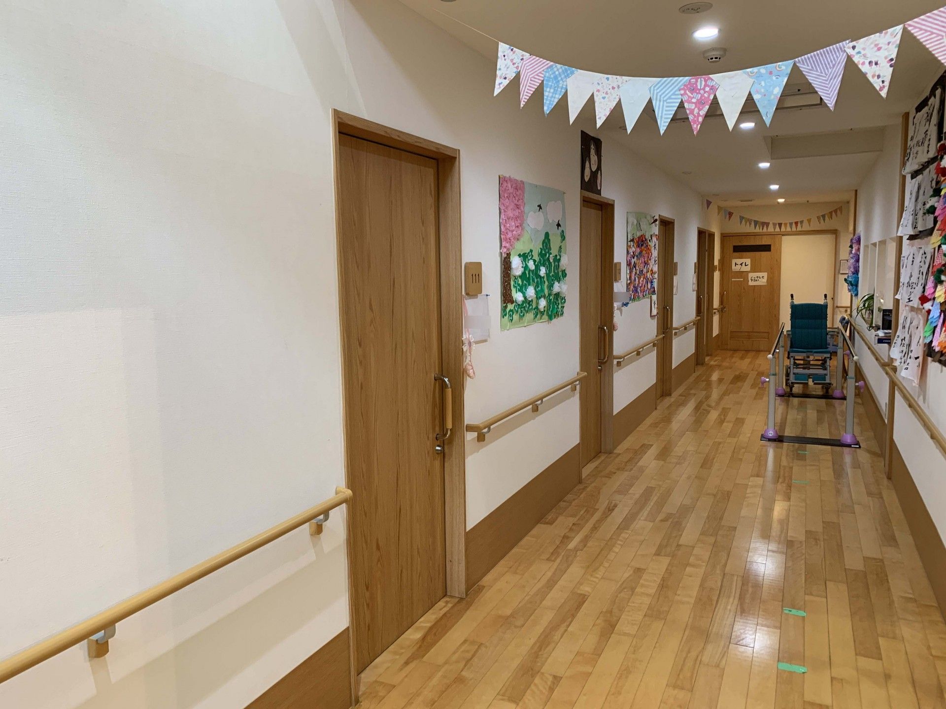 飾り付けられた廊下