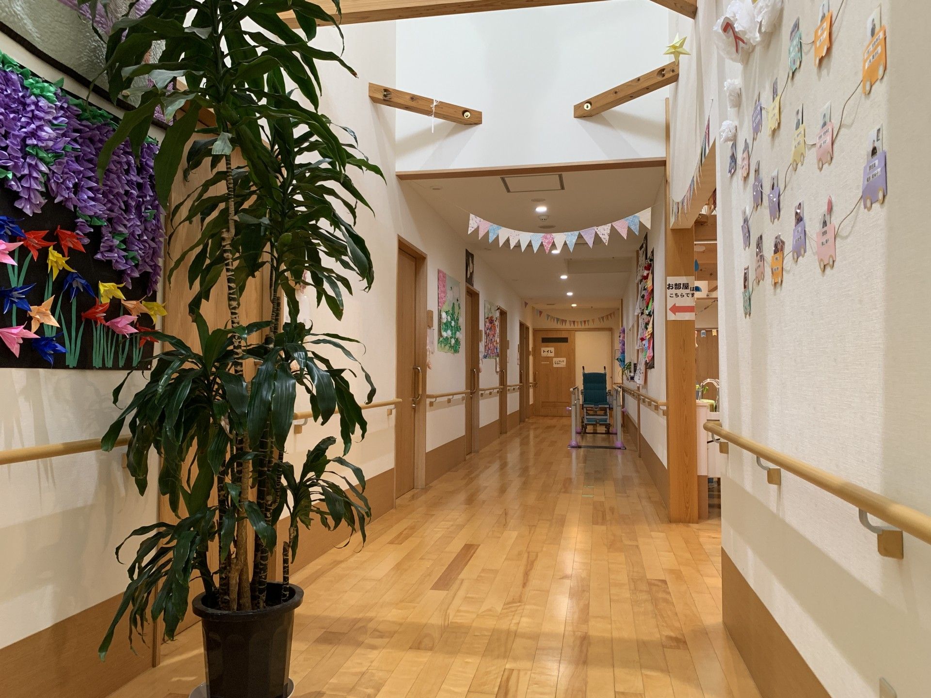 飾りが彩る廊下