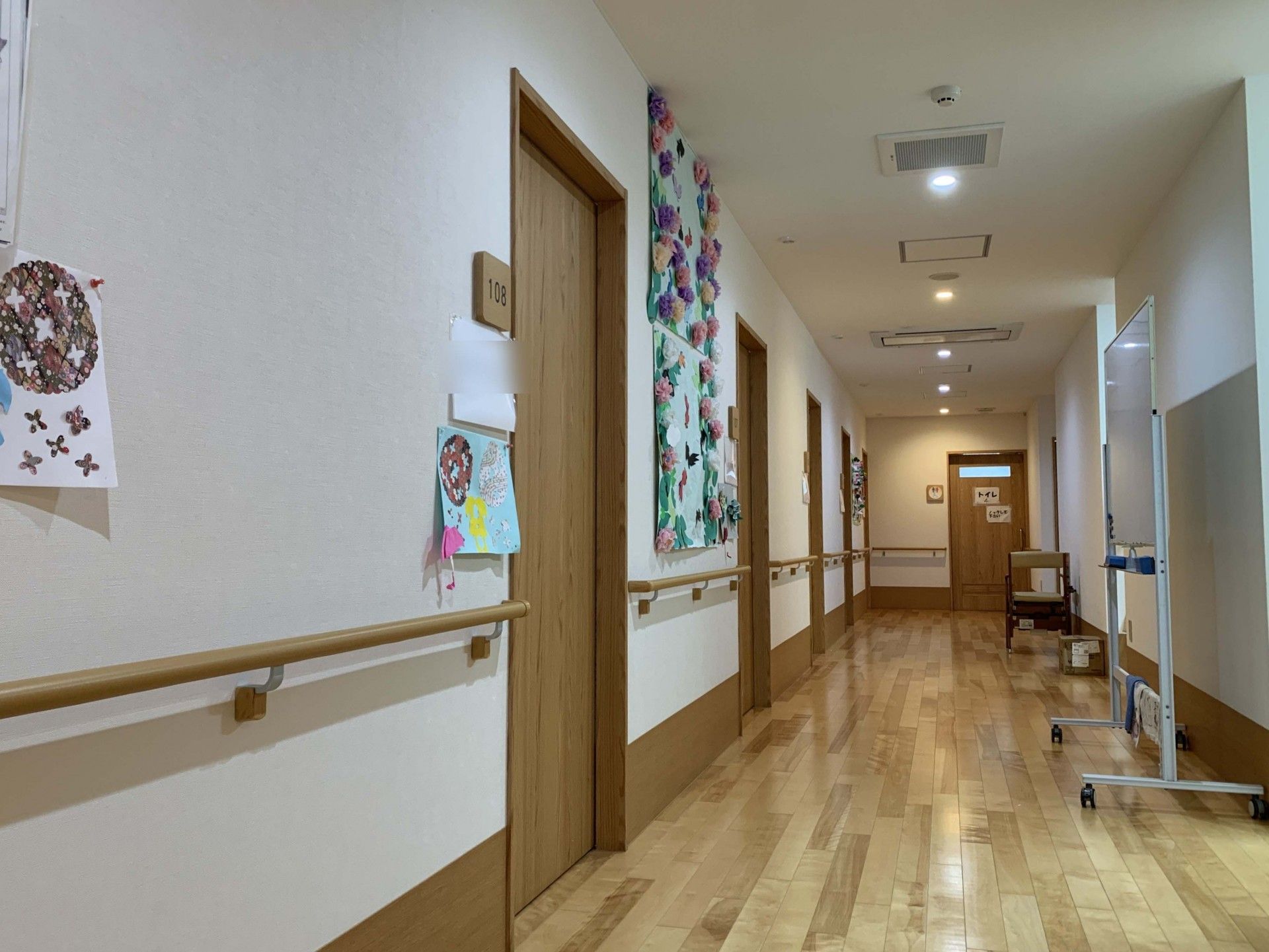 手すり付きの明るい廊下