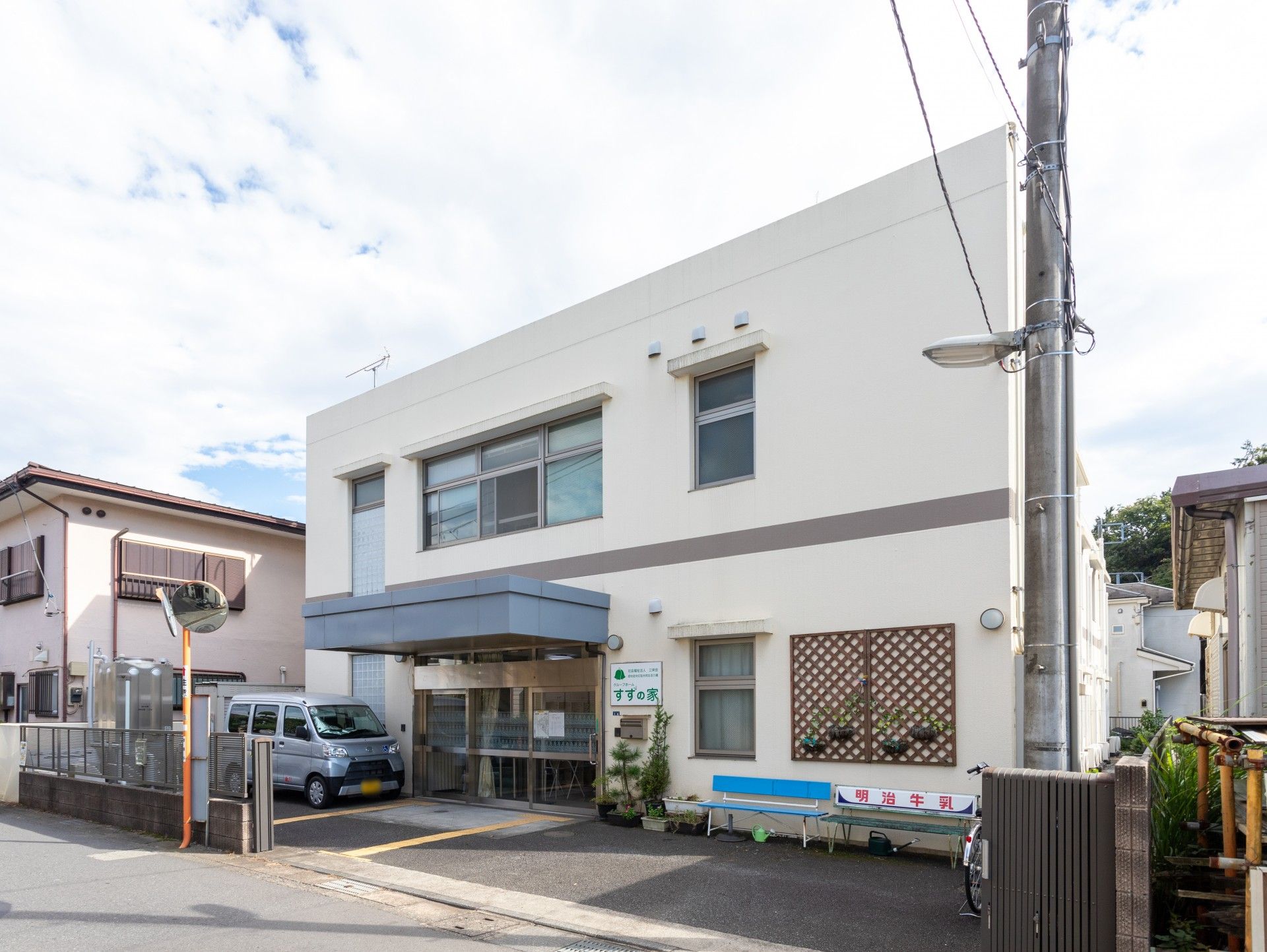 白と茶色の建物正面