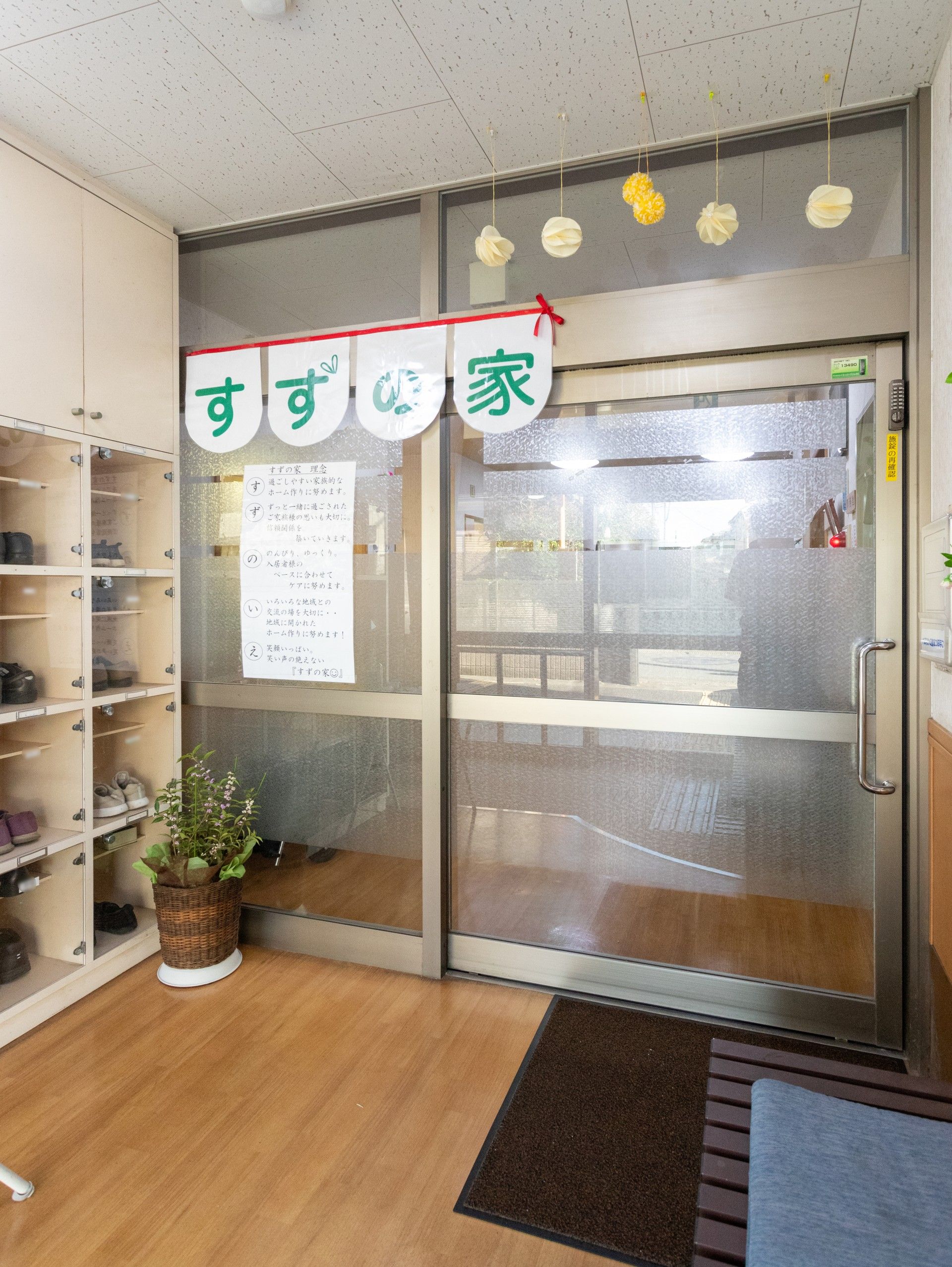 明るい出入口の風景