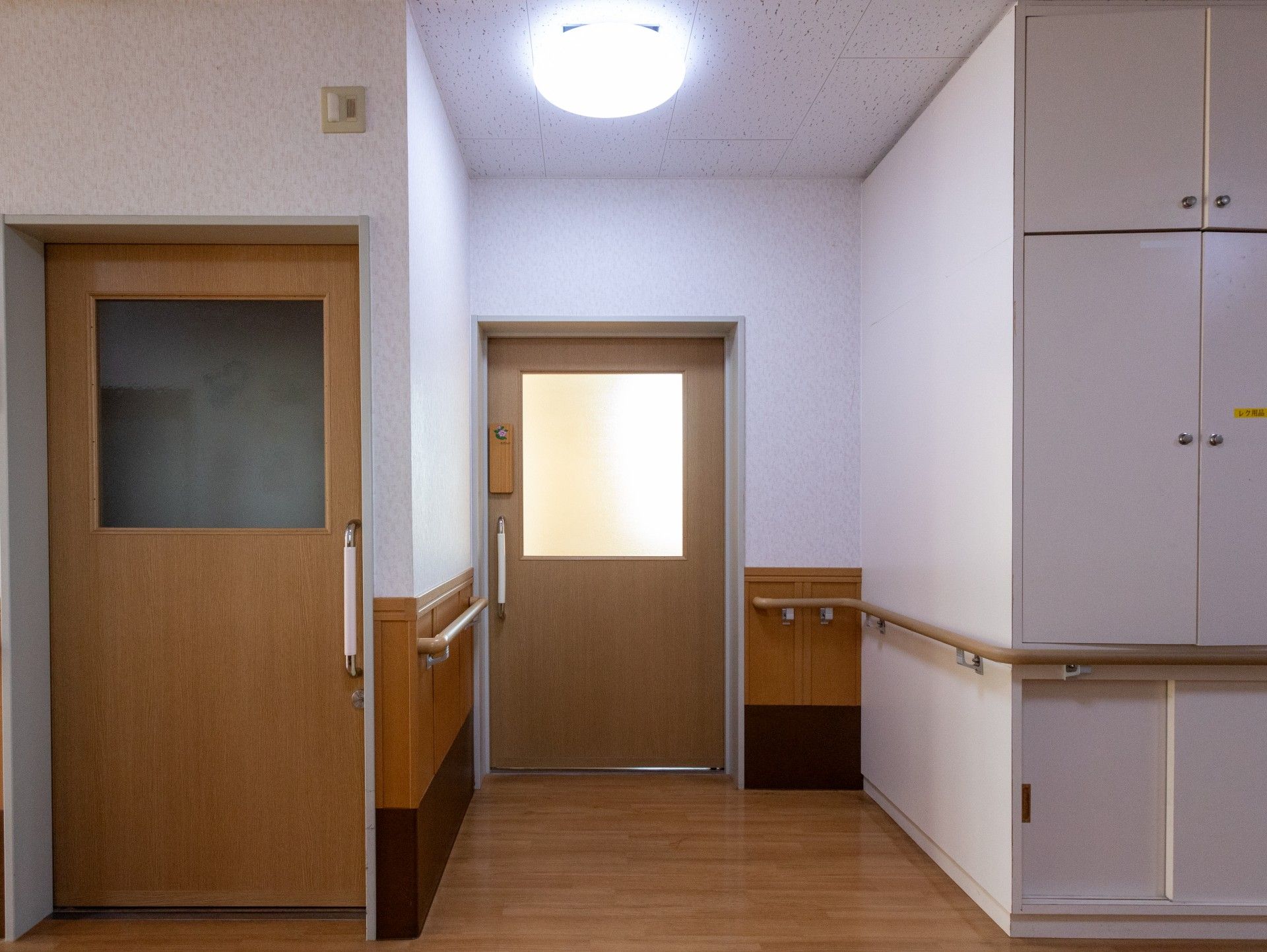 明るい廊下の一角