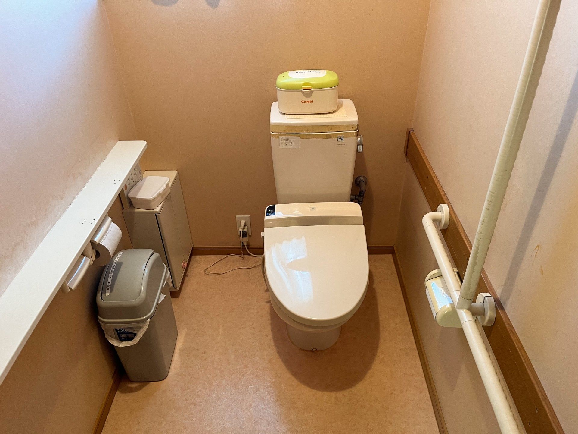 手すり付きのトイレ空間