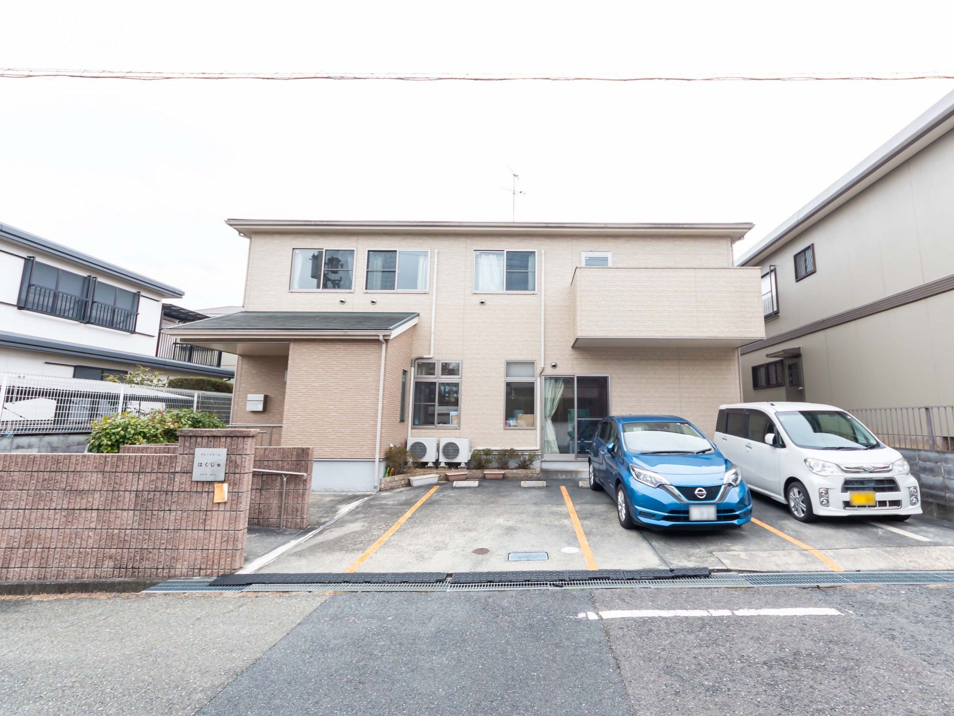 外でくつろぐ3名の男女
