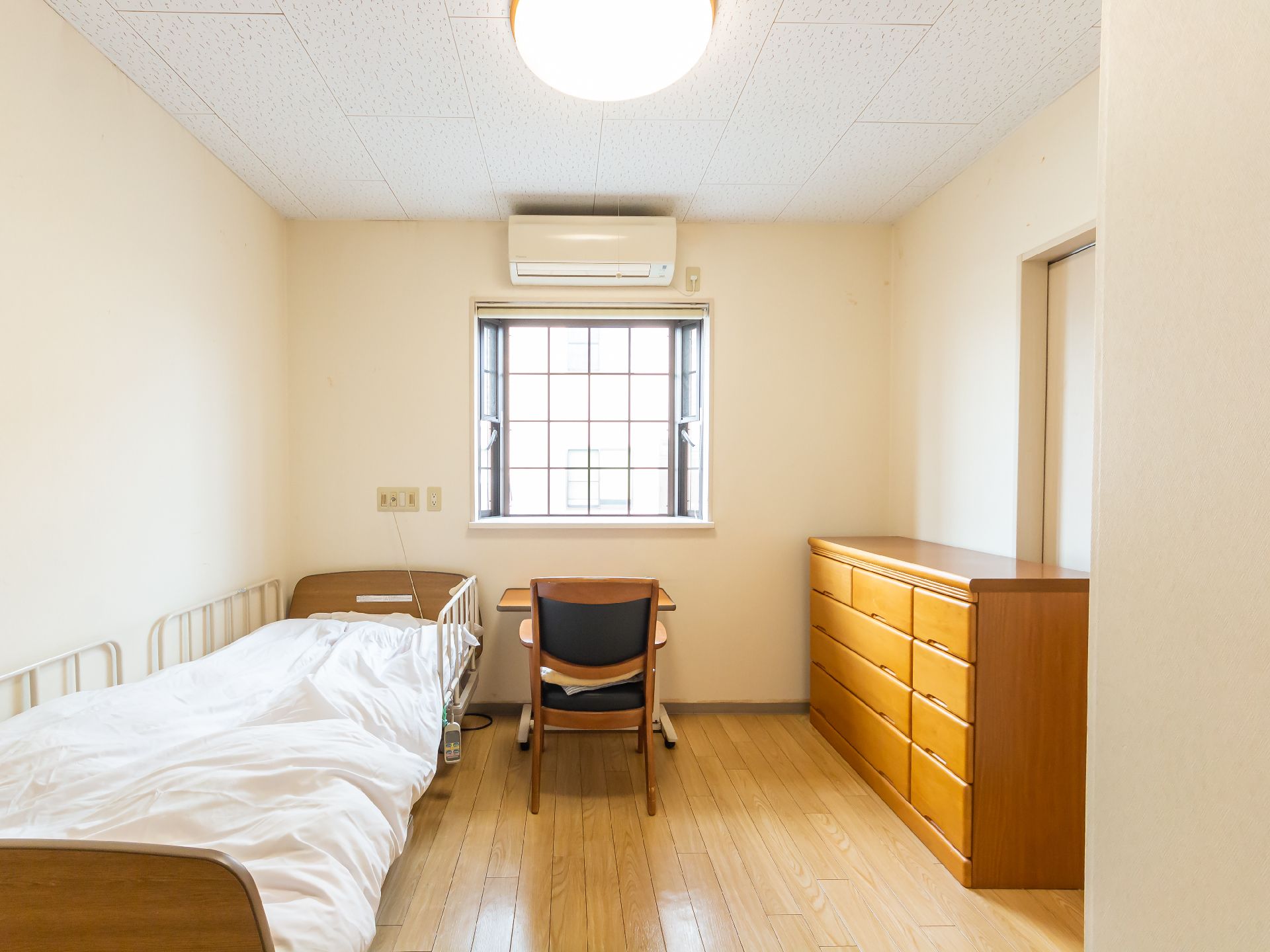 睡眠に最適な介護ベッドが設置されている居室