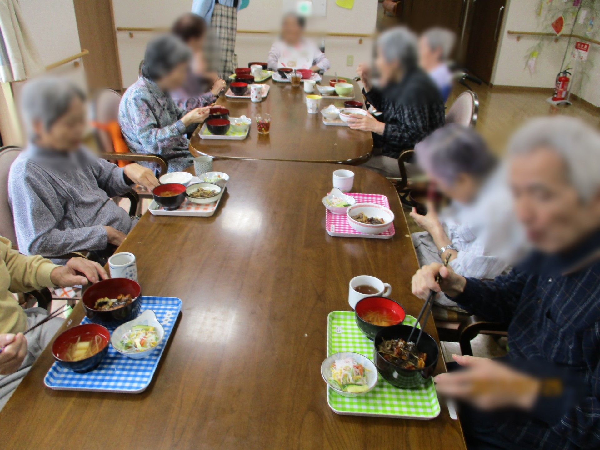 食事を楽しむ皆さん