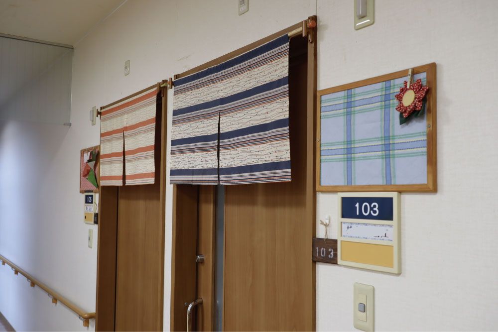 和風の暖簾がある廊下