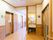 通路の途中にあるトイレの入口である。壁にはトイレの案内板が設置されており、入口を出たところに手洗い場がある。