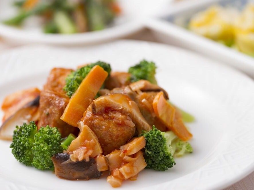 肉とブロッコリーなどの野菜の炒め物が白いプレートに盛られている。