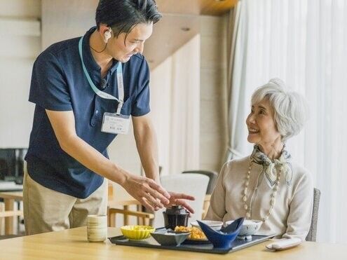 白い円形のプレートに肉とブロッコリーの炒め物が盛られている。