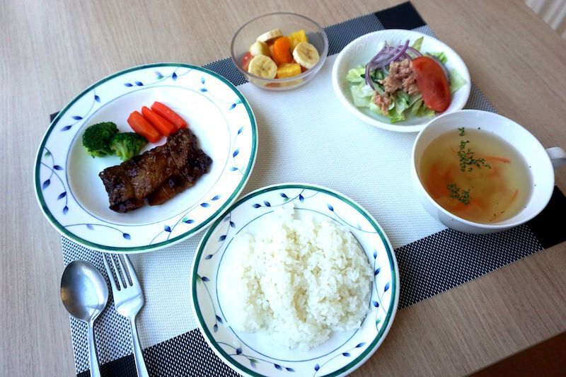 にんじんのグラッセとブロッコリーを添えたステーキと、スープとサラダ、フルーツのデザートが付いたメニュー