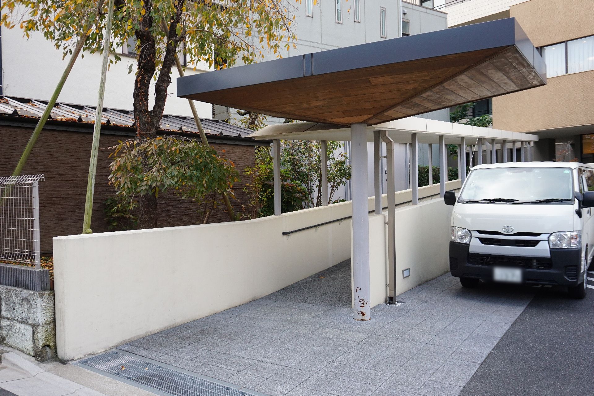 スロープが設置され、車椅子や杖の方でも安全に出入りできる玄関