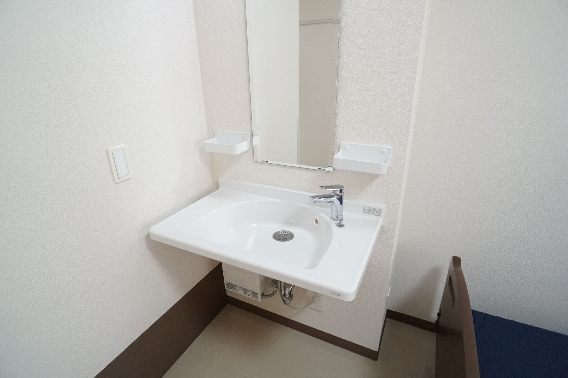 鏡の付いた洗面台が設備されている居室