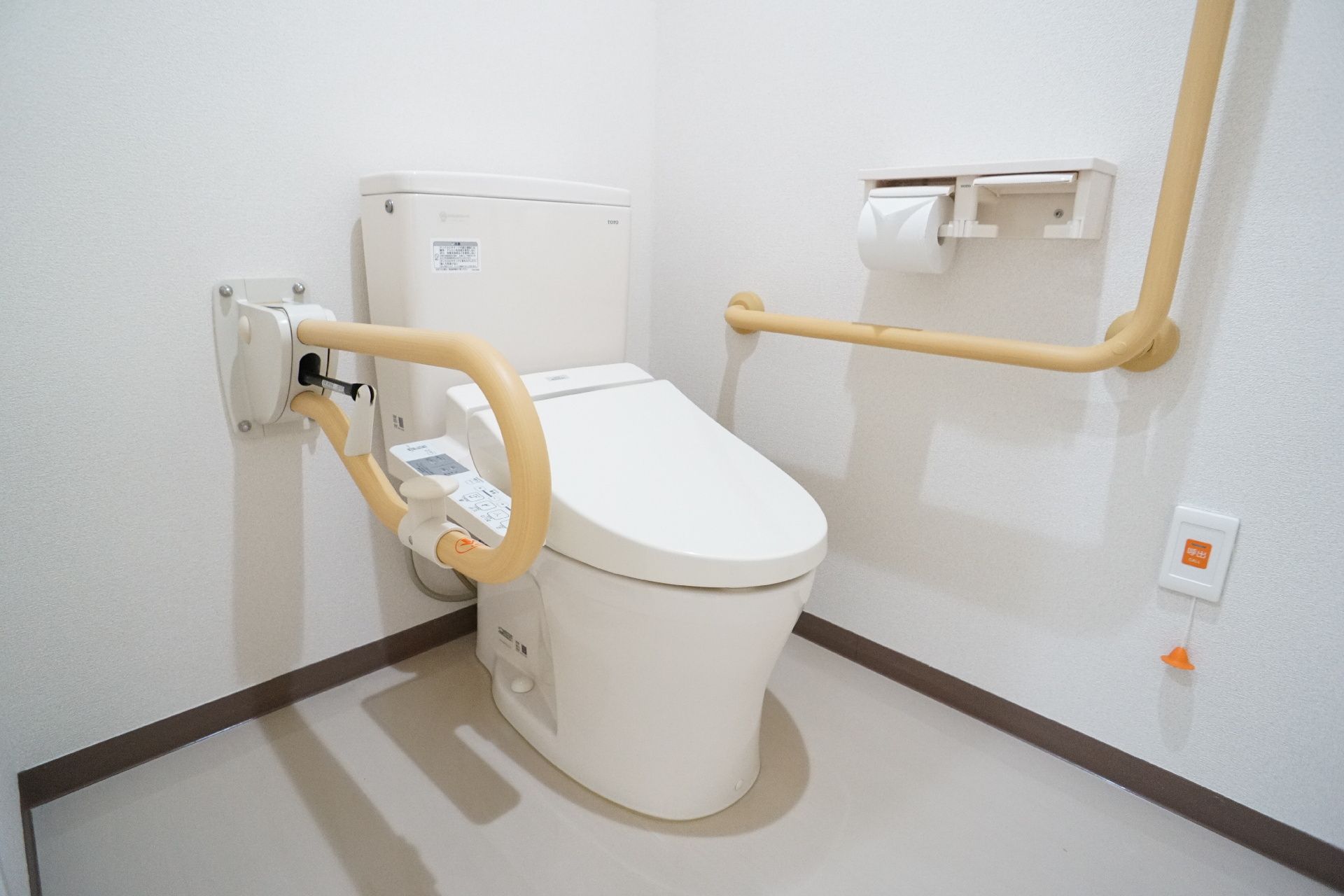 手すりとナースコールがついているトイレ