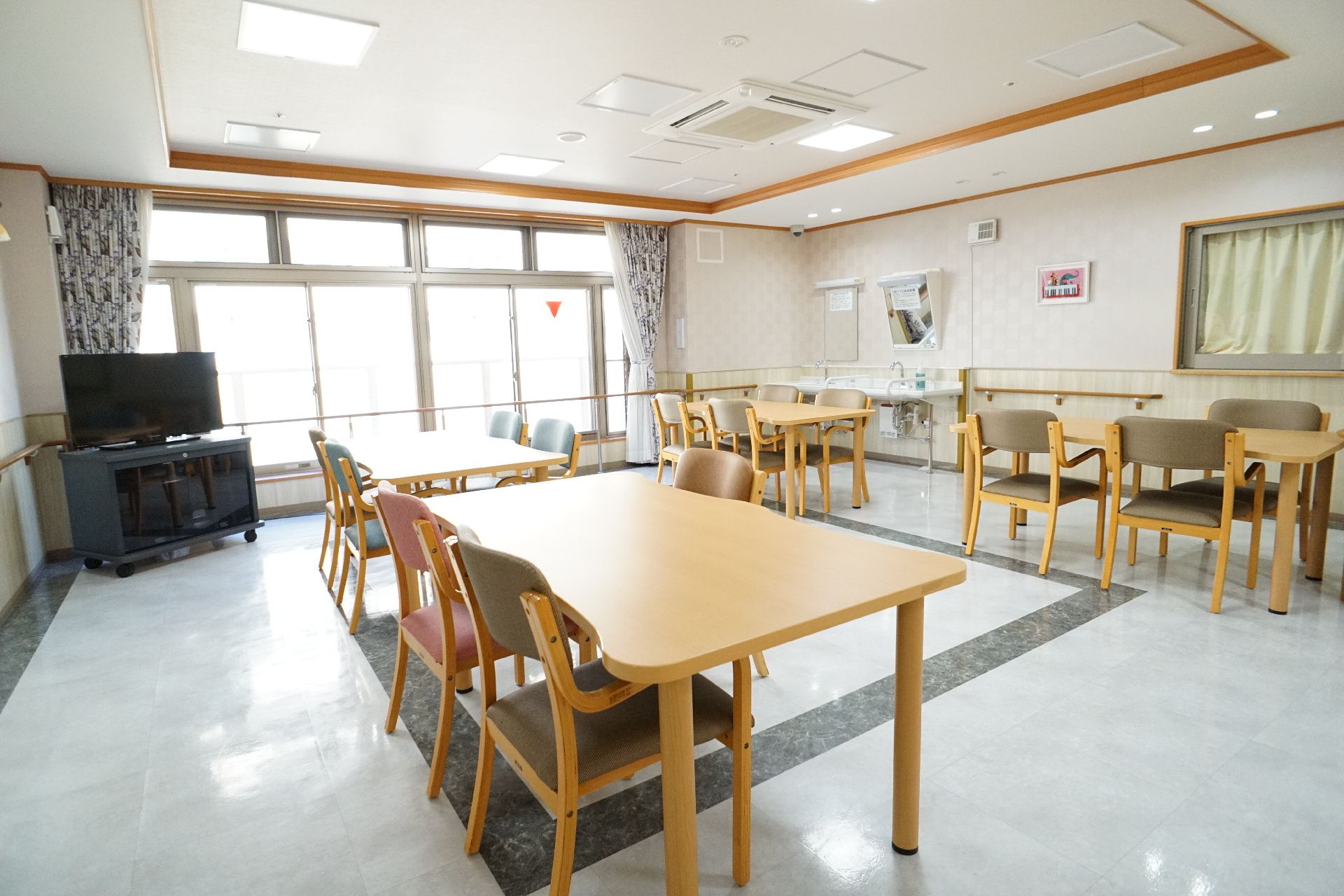 多くの椅子とテーブルが置かれている食堂