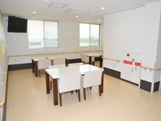 白を基調とした明るい館内の一角には4人掛けまたは2人掛けのテーブルセットが置かれ、手すりや壁掛けテレビも付いている。
